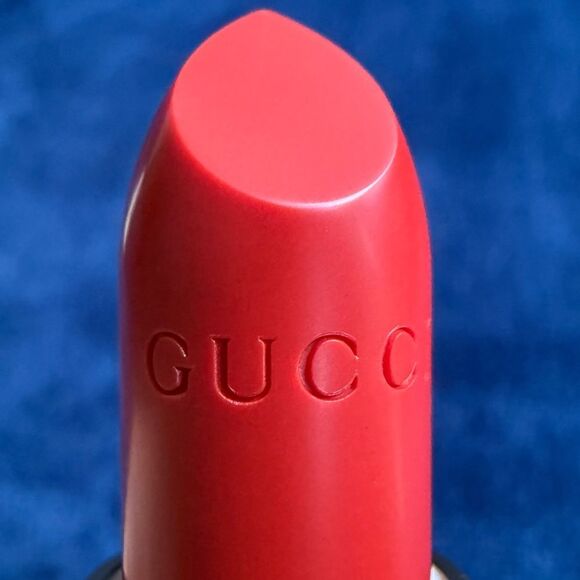 GUCCI ROUGE À LÈVRES VOILE LIPSTICK — GOLDIE RED 25 - Picture 11 of 17
